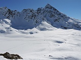 In basso varie tracce di salita e discesa anche di motoslitte...... (sullo sfondo il Kastelhorn)